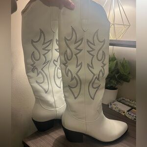 White leather billini boots with black detail Size:7 Brand new never worn